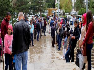 Çocuklarını yağmur altında beklediler...-