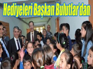 Hediyeleri Başkan Bulutlar'dan...