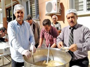 İspir Müftülüğü vatandaşlara aşure dağıttı