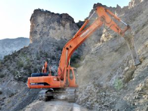 Büyükşehir Olur'da yol yapıyor