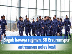 Soğuk havaya rağmen, BB Erzurumspor antrenmanı nefes kesti