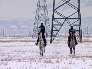 Kırsalda kaçak elektriğe karşı atlı ekip