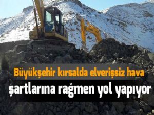 Büyükşehir kırsalda elverişsiz hava şartlarına rağmen yol yapıyor