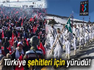 Türkiye şehitleri için yürüdü