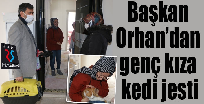 Başkan Orhan’dan genç kıza kedi jesti