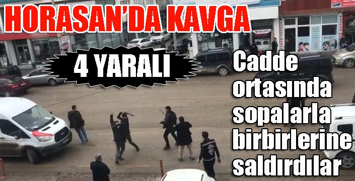 Cadde ortasında sopalarla birbirlerine saldırdılar