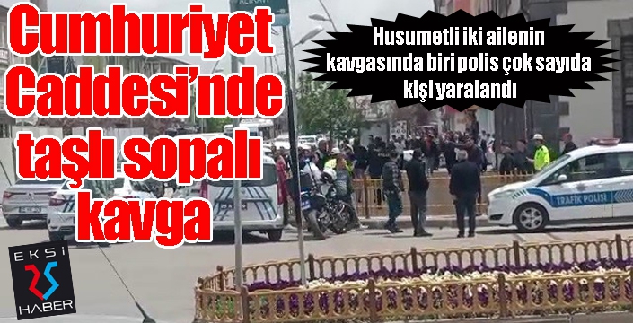 Husumetli iki aile caddede karşılaşınca birbirine girdi