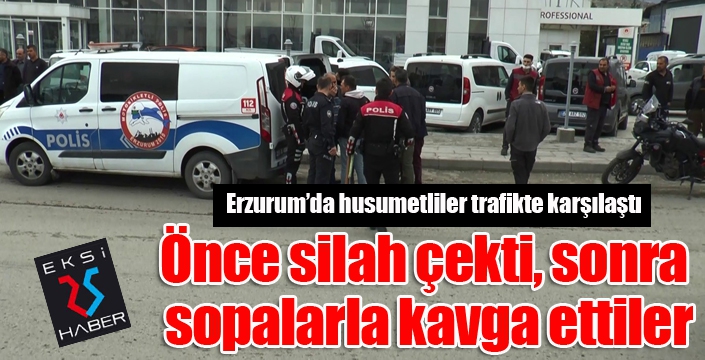 Husumetliler trafikte önce silah çekti, sonra sopalarla kavga etti