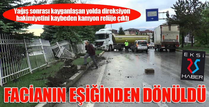 Kayganlaşan yolda direksiyon hakimiyetini kaybeden kamyon refüje çıktı