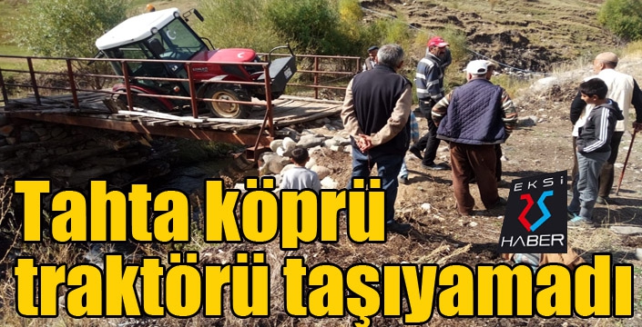 Traktör tahta köprüde asılı kaldı