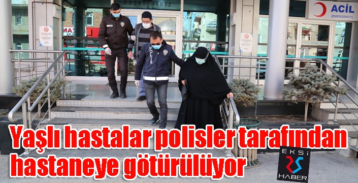 Yaşlı hastalar polisler tarafından hastaneye götürülüyor